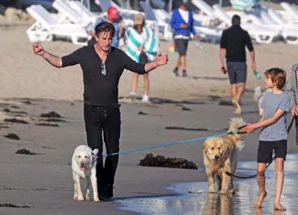 Montecito, Billy Baldwin fa una passeggiata in spiaggia con il suo cane