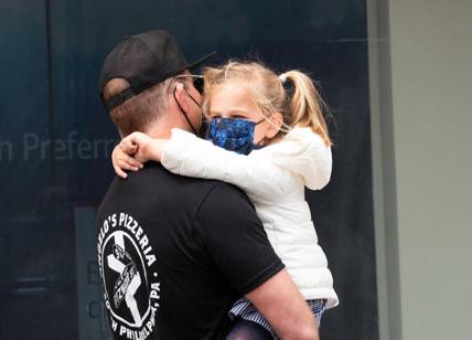New York, Bradley Cooper tenero papà con la piccola figlia Lea in braccio
