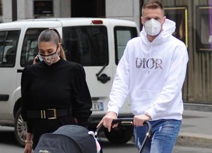 Milano,il giocatore del'Inter Milian Skriniar e la moglie Barbora a passeggio
