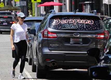 Jennifer Garner festeggia diploma di Seraphina dipingendo il vetro della auto