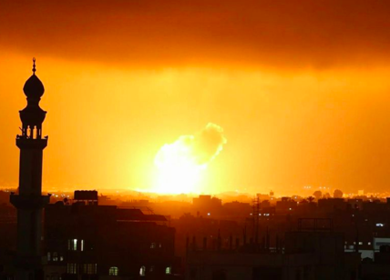 Medio Oriente, attacchi massicci dell'aviazione israeliana a Gaza