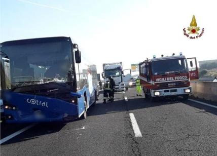 Maxi tamponamento sull'A1 fra bus Cotral, tir e auto: 25 feriti, due gravi