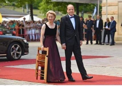 Turchia, Erdoğan non dà la sedia a von der Leyen? E allora Ursula si adatta…