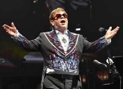 Elton John, dal divano Versace a un Bansky: tutto all'asta. Valore 10 mln