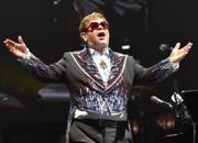 Elton John, dal divano Versace a un Bansky: tutto all'asta. Valore 10 mln