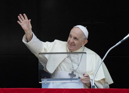 Vaticano, il Papa dà la comunione a Nancy Pelosi dopo il divieto del vescovo