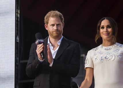 Royal Family, ancora guai con la Regina. Harry e Meghan sfrattati dal balcone