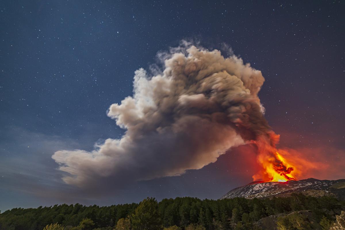 Etna in eruzione, 10 febbraio 2022. Foto di Salvatore Allegra per agenzia LaPresse.