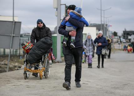 Fuga dall’Ucraina: bimbi, anziani e disabili in fila per giorni sotto la neve