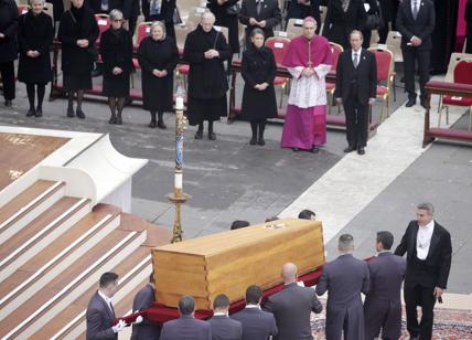 Funerali Ratzinger, oltre 50mila fedeli a San Pietro. La folla: "Santo subito"