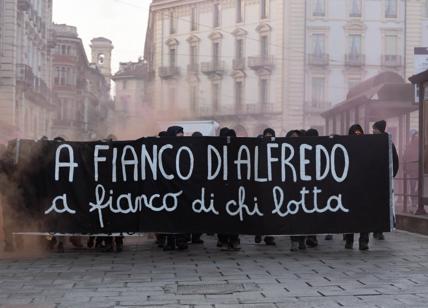 Anarchici lanciano molotov contro il commissariato Prenestino a Roma