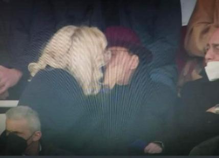 Berlusconi di nuovo allo stadio a Monza. Scatta il bacio della Fascina al gol