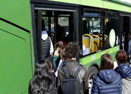 Milano, la manovra dei due ladri per rubare cellulari sul tram
