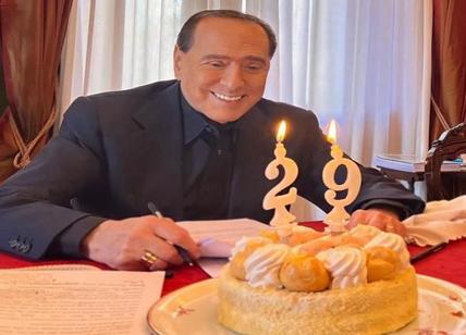 Berlusconi spegne 29 candeline sulla torta. Ecco di chi è il compleanno