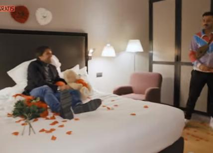 Antonio Conte in camera da letto... romantica sorpresa per mister Tottenham. Foto-Video
