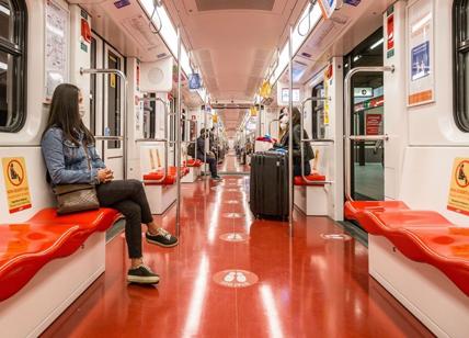 Gru cade sui binari della metro a Milano, linea sospesa