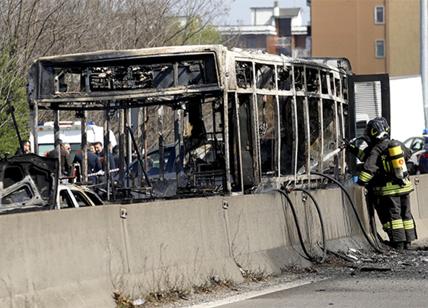Bus Atac va a fuoco sulla Casilina: la vettura era in servizio da 14 anni