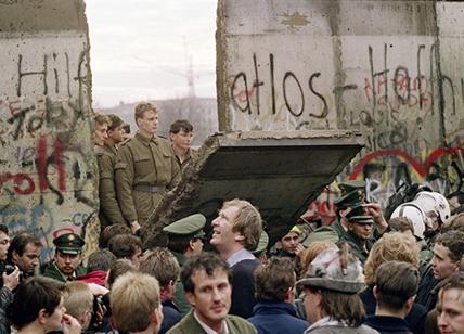 Muro di Berlino, Meloni rievoca il crollo: così la politica punta sugli ideali