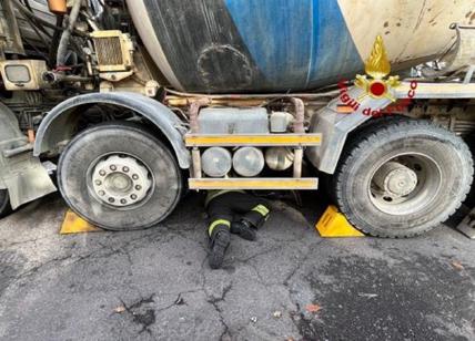 Milano, ciclista 66enne travolta da una betoniera: è grave. FOTO