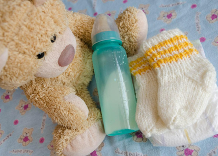 Capri, finisce in ospedale bimba di 15 mesi: "Il latte è scaduto a gennaio"