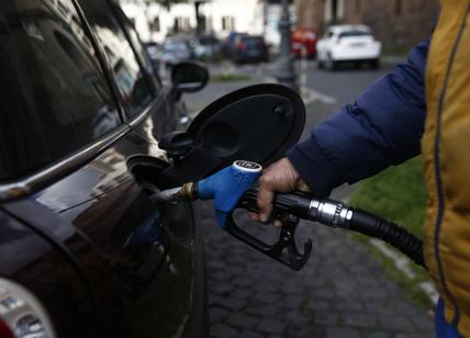Stangata benzina: i listini carburante scendono, le tariffe alla pompa salgono
