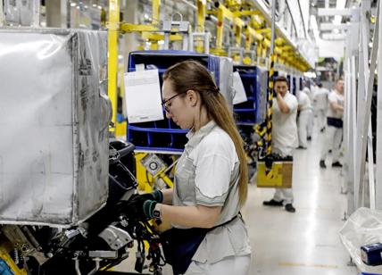 Istat, la produzione industriale cala del 3,2%. Il Paese continua a rallentare