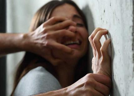 Sorpreso mentre violenta una donna, arrestato 26enne nel Verbano