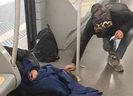 Droga a Milano: fumano crack e collassano in metro. FOTO