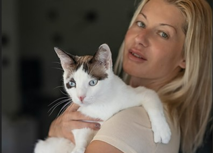 La modella medium Eva Kisimova salva i gatti dall'abbandono