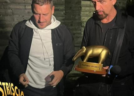 Striscia la Notizia consegna il Tapiro d'Oro a Totti: "Non lo dica a Ilary"