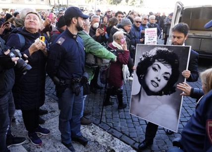 Gina Lollobrigida, l'addio alla Bersagliera in piazza del Popolo: “Una regina”