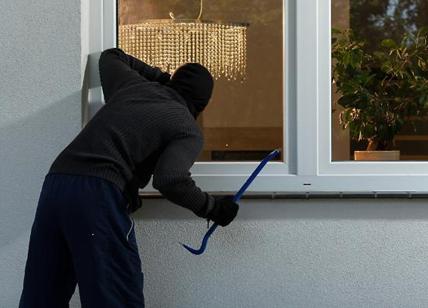Natale 2022, 6 italiani su 10 hanno paura di un furto in casa