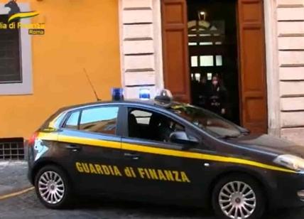 Vigili corrotti rilasciavano licenze edilizie a uno studio: tre arresti a Roma