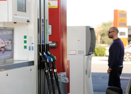 Costo benzina, Lega: milanesi i più colpiti. Stop a tassazione dei carburanti