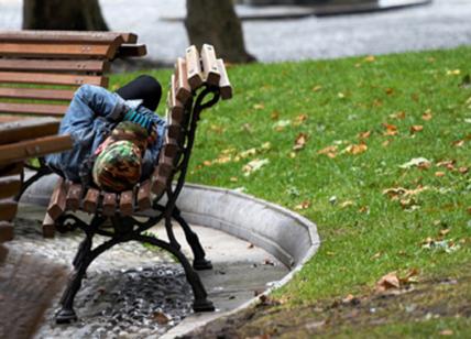 Milano, vive da due mesi in un parco a causa della burocrazia