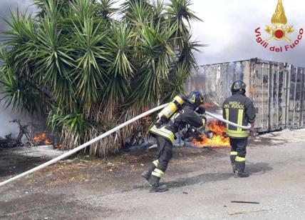 Maxi incendio sull'Aurelia: esplodono di bombole di Gpl. Evacuato campo estivo