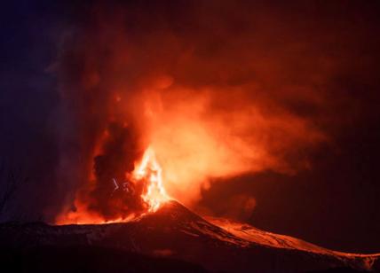L'Etna torna a far paura: "Possibilità di evento imminente". Nuovo allarme