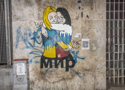 Festa della donna, Ucraina e Russia abbracciate per la pace sui muri di Roma