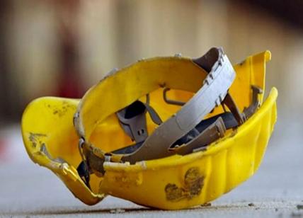 Milano, artigiano 49enne precipita da un edificio e muore