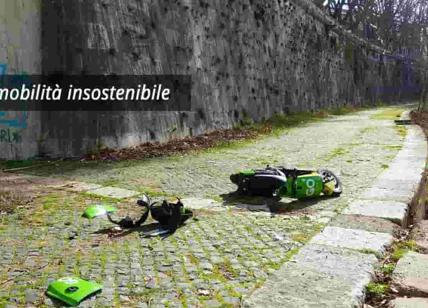 Roma, mobilità insostenibile: i motorini elettrici vengono lanciati nel Tevere