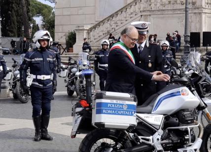 Roma, scandalo moto per i vigili. 509 mezzi fermi, mancano caschi e divise