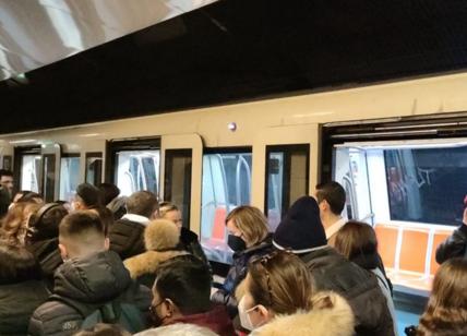 Roma, la Metro A collassa: si spezza una rotaia. Nuova paralisi e caos