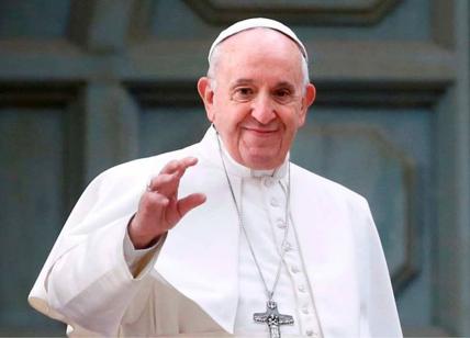 Papa Francesco, uno scranno pontificio vuoto e pagine del Vangelo al vento