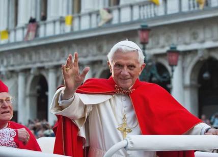 Pedofilia, l'azione legale contro Papa Ratzinger va avanti nonostante la morte