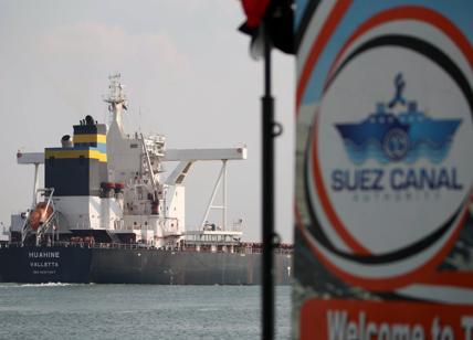 Canale di Suez: corsa contro per sbloccare una nave rimasta incastrata