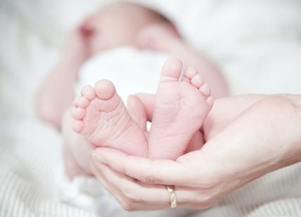 Caserta, neonata morta in culla con ustioni e lividi: arrestati i genitori