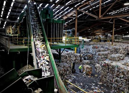 Plastica, ne riutilizziamo appena il 17%. Flop totale il riciclo in Italia