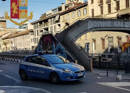 Milano, tenta di rapinare due giovani e finisce contro l'auto della Polizia