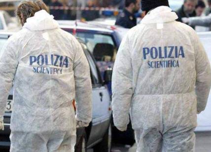 Roma choc, infermiera assassinata nell'androne del palazzo: caccia al killer