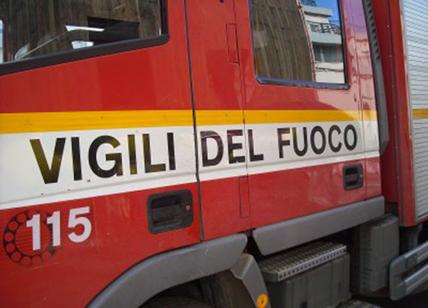 Monnezza flambé a Roma: brucia un camion dei rifiuti. Paura a Cinecittà